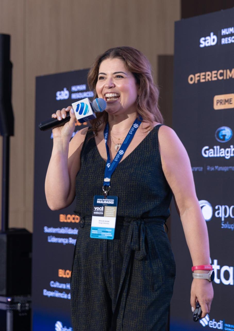 Rita Souza palestrando no SAB HR, da EBDI