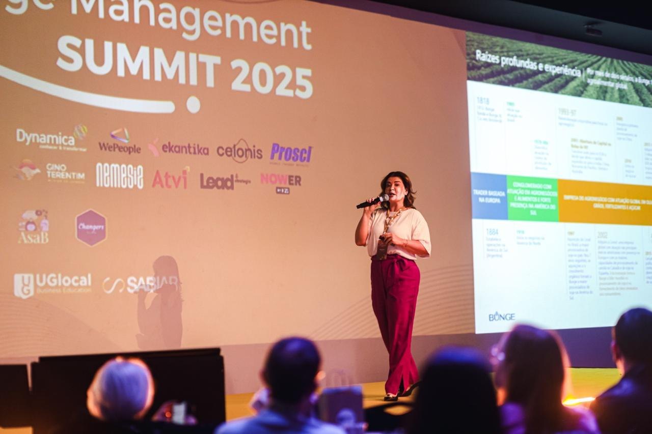Rita Souza palestrando no Change Management Summit 2025, da UGlocal