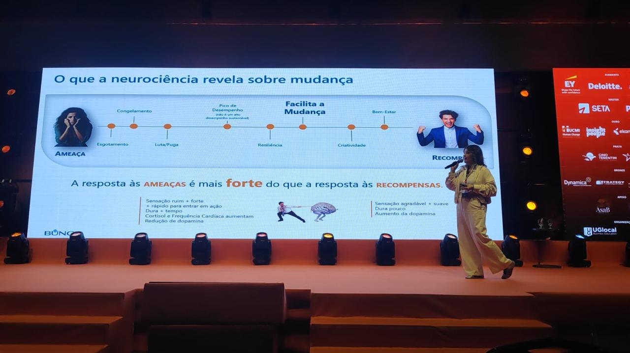 Rita Souza palestrando no Change Management Summit 2026, da UGlocal