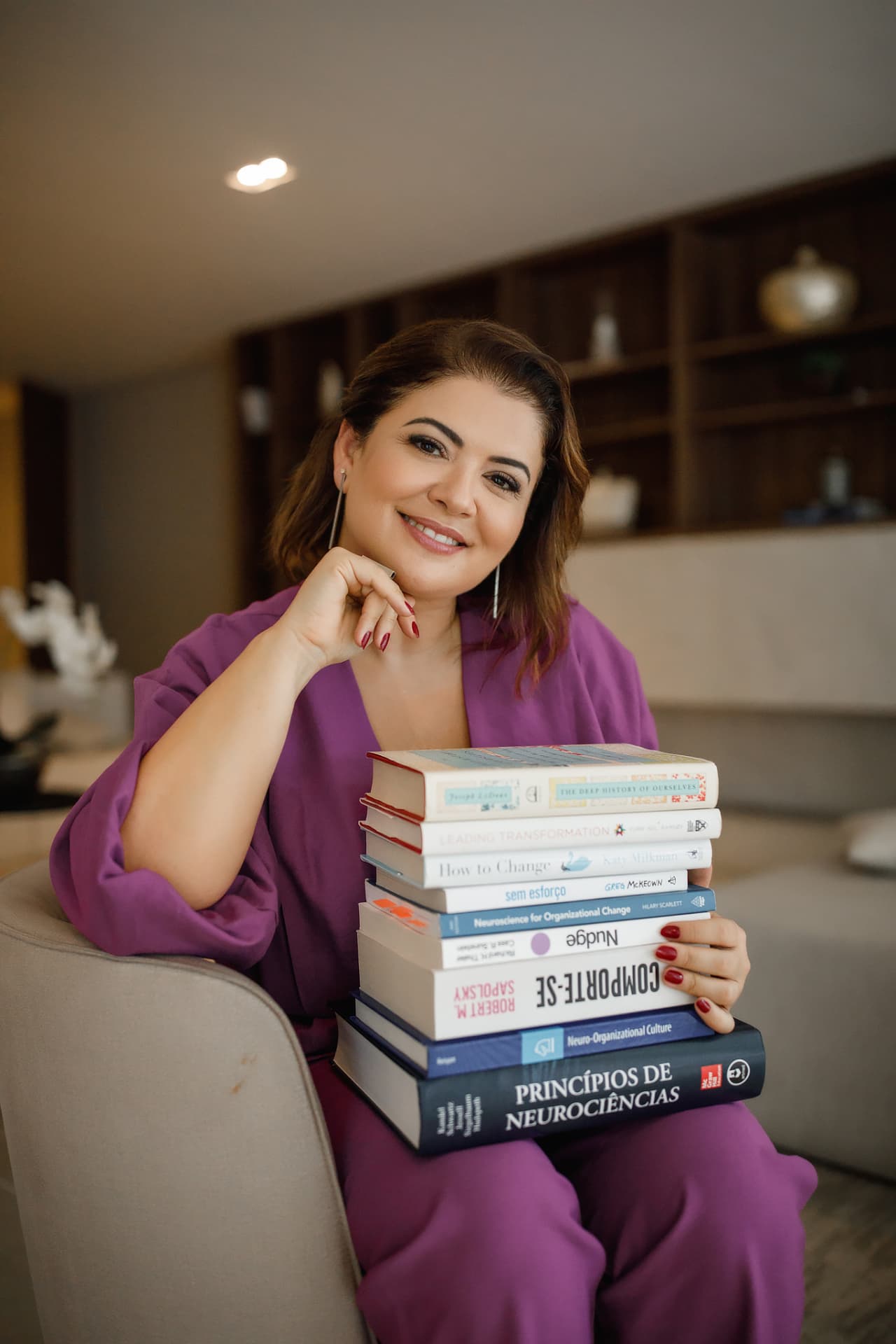 Rita Souza com livros de neurociência e gestão da mudança