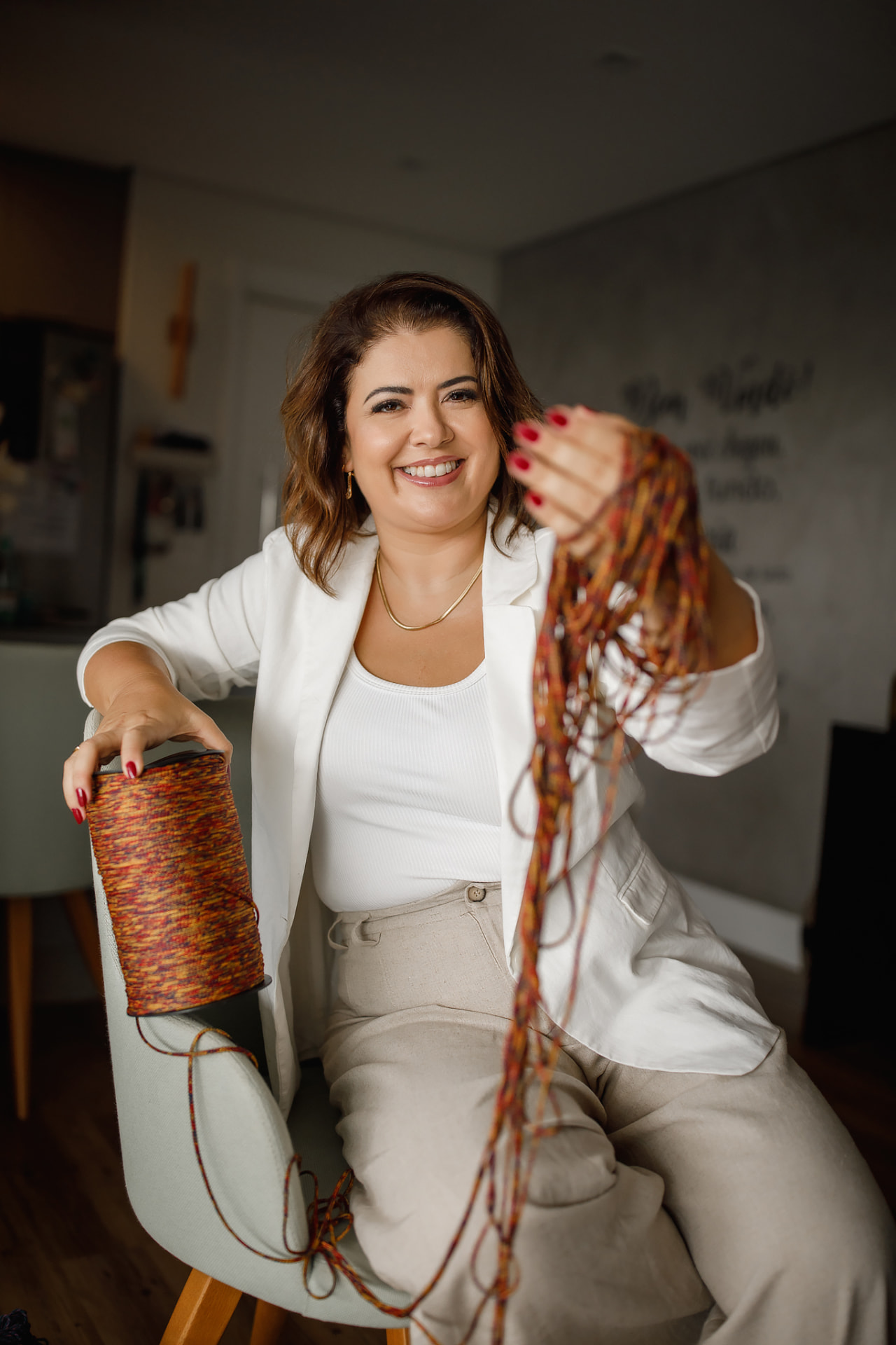 Rita Souza segurando fios nas mãos